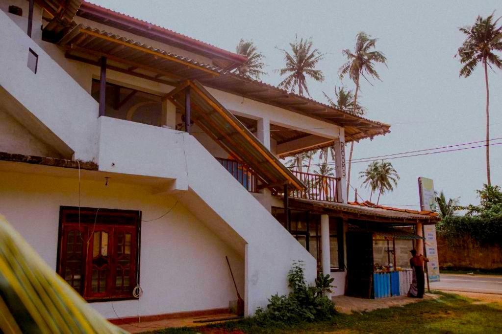 The Wave Surf Inn Midigama Midigama East Exterior foto